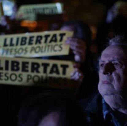 A man protests the pre-trial detention of former Catalan ministers on Thursday; the banners behind read: “Freedom for the political prisoners.”
