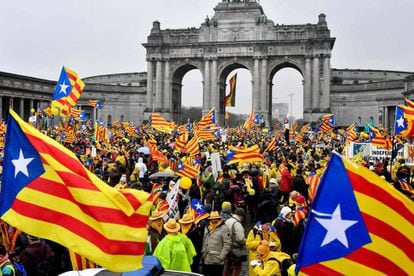 People waving pro-independence 'estelada' flags during the demonstration in Brussels.