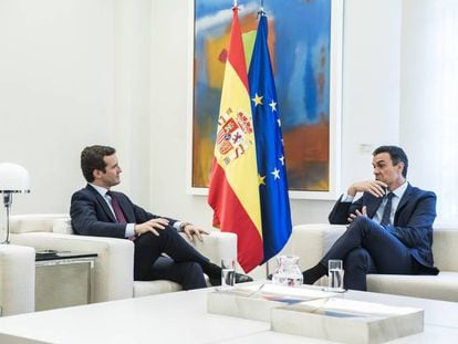 Pedro Sánchez and Pablo Casado at their Monday meeting.