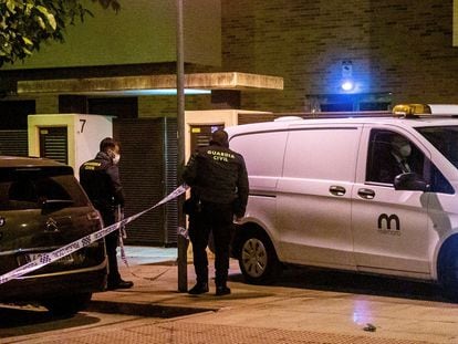 Funeral services remove the victim's body in Lardero (La Rioja) on Thursday.