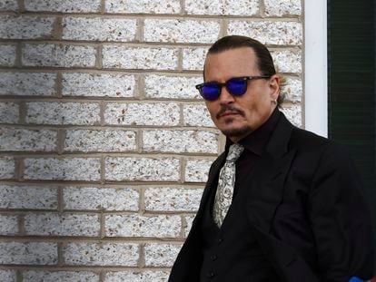 Johnny Depp sale del tribunal durante el octavo día de su juicio en el condado de Fairfax, en abril de 2022, en Fairfax, Virginia.