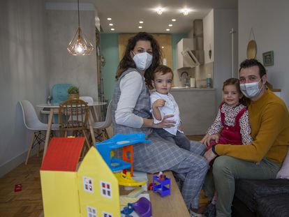 Elena Pérez, with her family in the house where they self-isolated in Calahorra (La Rioja).
