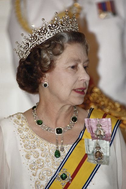 Queen Elizabeth II wearing the Cambridge Emeralds in 1989.