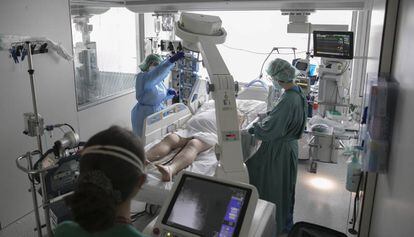 A patient in the intensive care unit of Llobregat hospital in Barcelona.