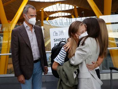 Princess Leonor hugs her mother, Queen Letizia, and her sister, Princess Sofía, while her father, King Felipe VI, looks on in Madrid-Barajas airport.