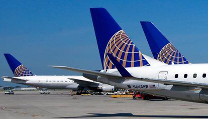 United Airlines aircraft.