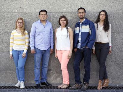 Jindy Morales (c) and Henry Sosa (second from left), with other Venezuelan students in Madrid.
