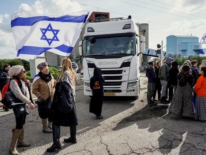 Israeli protestors block aid into Gaza