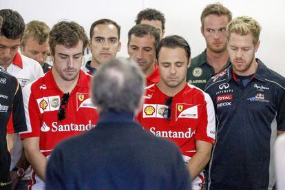 Formula 1 drivers observe a minute of silence to honor late Spanish racing driver Mar&iacute;a de Villota.
