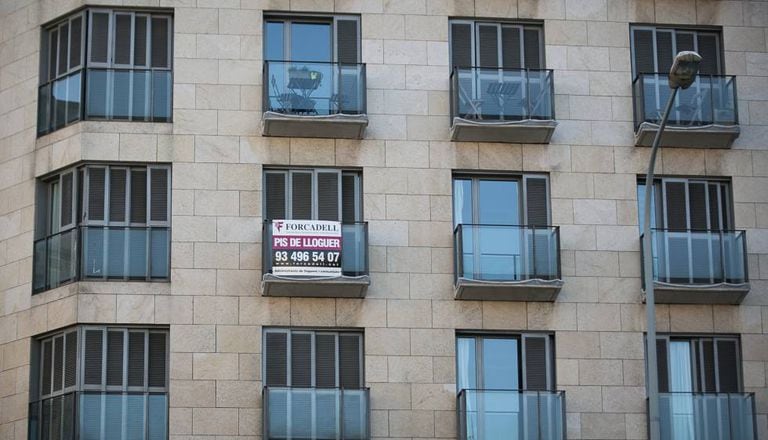 A For Rent sign in Barcelona.