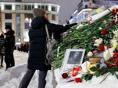 A woman places another flower at the monument to the victims of political repression in Moscow, guarded this Friday by an intense police deployment.