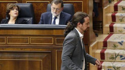 Podemos leader Pablo Iglesias passes PM Mariano Rajoy and his deputy Sáenz de Santamaría in Congress.