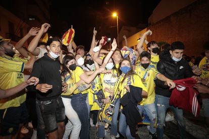 La población de Vila-real celebrando el triunfo del equipo en la noche del jueves