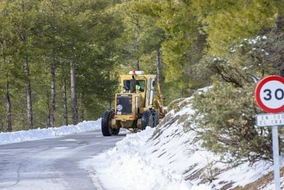Almería has rolled out vehicles to deal with wintry road conditions.