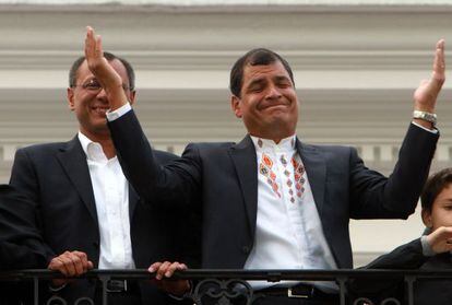 Correa (c) celebrates with Vice President Jorge Glass (l).
