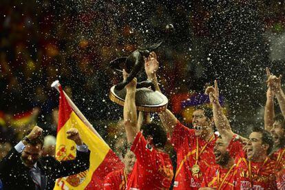 Spanish handball team celebrate victory with Prince Felipe (l).