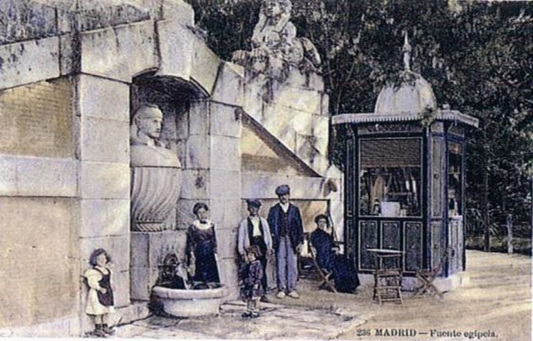A photograph of an old family-run quiosco alongside the boating pond in the Retiro park in Madrid.