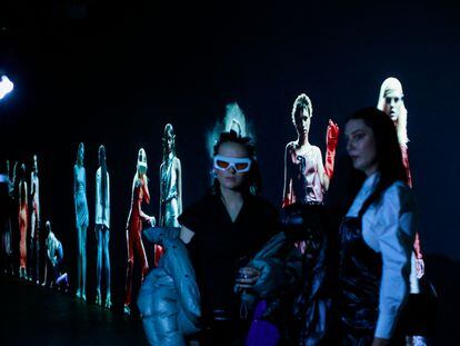 Presentation through holograms of a colection of Maisie Wilen, in the fashion week of New York.