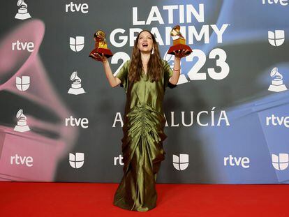 Natalia Lafourcade poses with two of her awards last night in Seville at the Latin Grammy gala.