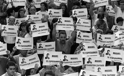 People protesting the killing of Miguel Angel Blanco in August 1997.