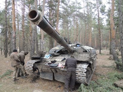 Soldiers from the Ukrainian 92nd Mechanized Brigade repair a T-64 tank on the Kharkiv front.