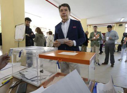 Outgoing Madrid regional premier Ignacio González casts his vote on Sunday.