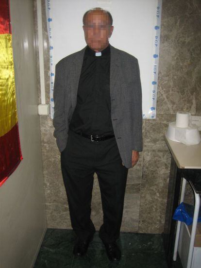 A German national arriving from the Dominican Republic was dressed as a priest. He told police he was an evangelist preacher visiting Spain. Five blocks of cocaine were found in his hand luggage.