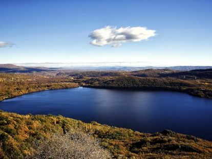 A view of Lake Sanabria, the largest reserve of glacial water in the Iberian peninsula.