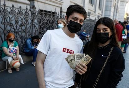 Mario Rodríguez, 18, together with his sister Alba, 23, wait in line at the Bank of Spain earlier this year to exchange their pesetas for euros.