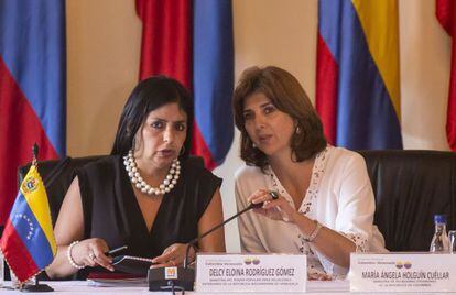 The foreign ministers of Venezuela (left) and Colombia at a joint press conference.