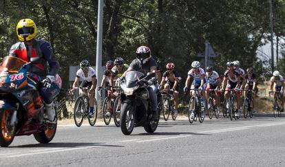 Cyclists on the M-608 road in Madrid.