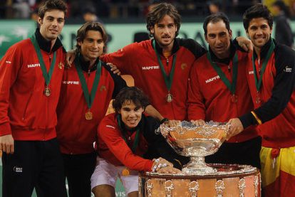 Marcel Granollers, David Ferrer, Rafael Nadal, Feliciano López, Albert Costa and Fernando Verdasco, cwith the Davis Cup trophy in Seville.