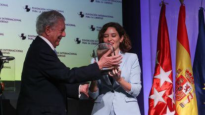Madrid regional premier Isabel Díaz Ayuso receives the International Freedom Foundation Award from Mario Vargas Llosa.