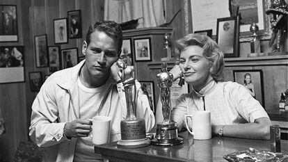 Paul Newman and Joanne Woodward with her Oscar for 'The Three Faces of Eve.'