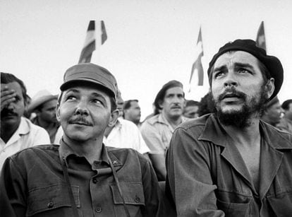 (R-L) Che Guevara and Raúl Castro, brother of Fidel, July 26th celebration of the revolution. 
