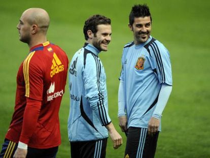 Spain&#039;s players Jos&eacute; Reina (L), Juan Mata (C) and David Villa attend a training session at El Molin&oacute;n stadium on Thursday.