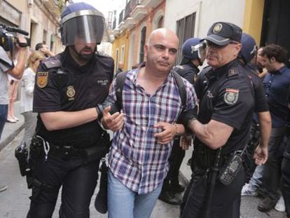 David Navarro, a councilor in Cádiz, was physically removed by the police after trying to stop an eviction.