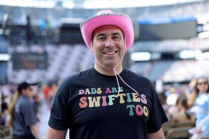 Un hombre usa una camisa en la que se lee: "Los padres también somos 'Swifties', en una presentación de Nueva Jersey, el 27 de mayo.