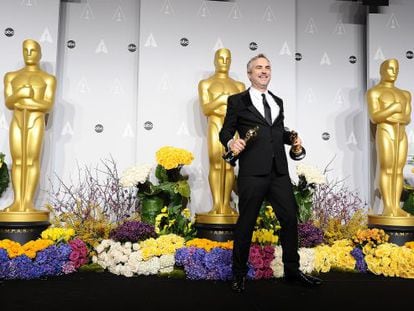 Mexican director Alfonso Cuarón with the two Oscars he received for 'Gravity'.