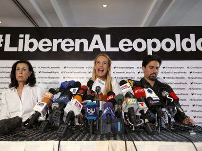 Lilian Tintori (c), wife of jailed opposition leader Leopoldo López, during a news conference.