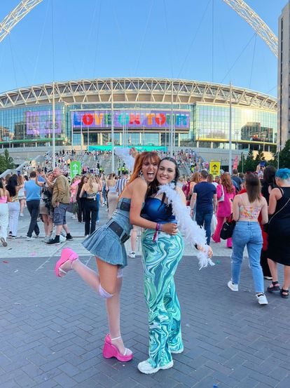 Sheila and Gema at the Harry Styles concert in London's Wembley Stadium