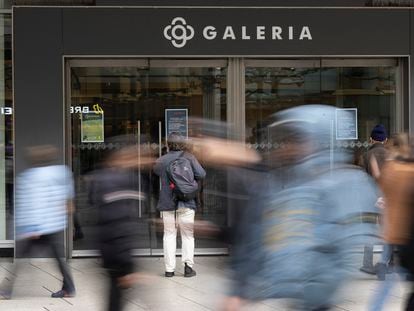 People walk past the entrance to Galeria Kaufhof on Frankfurt's Zeil, Germany, Monday, March 13, 2023.