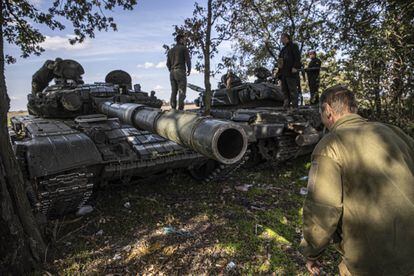 Ukrainian soldiers on the Kherson front line on October 7.