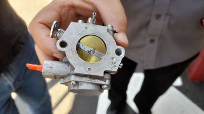 On Friday, a forensic technician showed the carburetor of a Shahed drone that Russia deployed against Ukraine. According to the forensic study, this part is of Japanese origin. / O. G