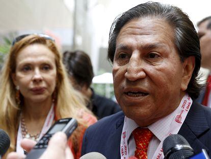 Former Peru's President Alejandro Toledo and his wife Eliane Karp arrives to the 2015 IMF/World Bank Annual Meetings in Lima, Peru, October 8, 2015.   REUTERS/Guadalupe Pardo/File Photo