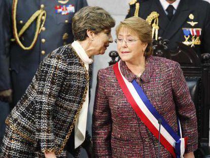 Michelle Bachelet (r) with the speaker of the Chilean Senate.