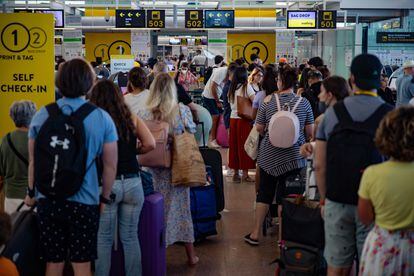 Lines at check-in counters in Terminal T1 at El Prat airport.