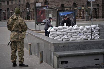 Civilians erecting a barricade with sandbags in Independence Square, in Kyiv.