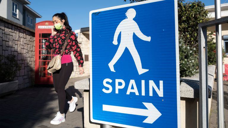 Una mujer camina por la frontera entre Gibraltar y España.
