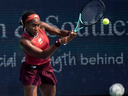 Coco Gauff, of the United States, returns a shot to Iga Swiątek, of Poland, during the semifinal of the Western & Southern Open at the Lindner Family Tennis Center.